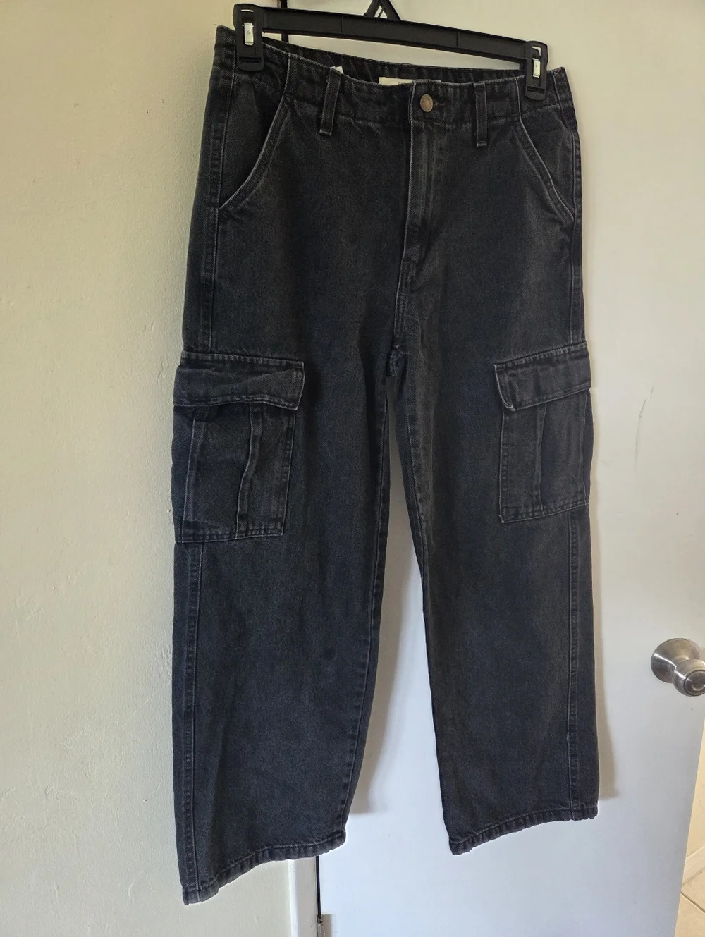 Levi's Women's '94 Baggy Cargo Jeans in the black wash - Picture 2 of 7